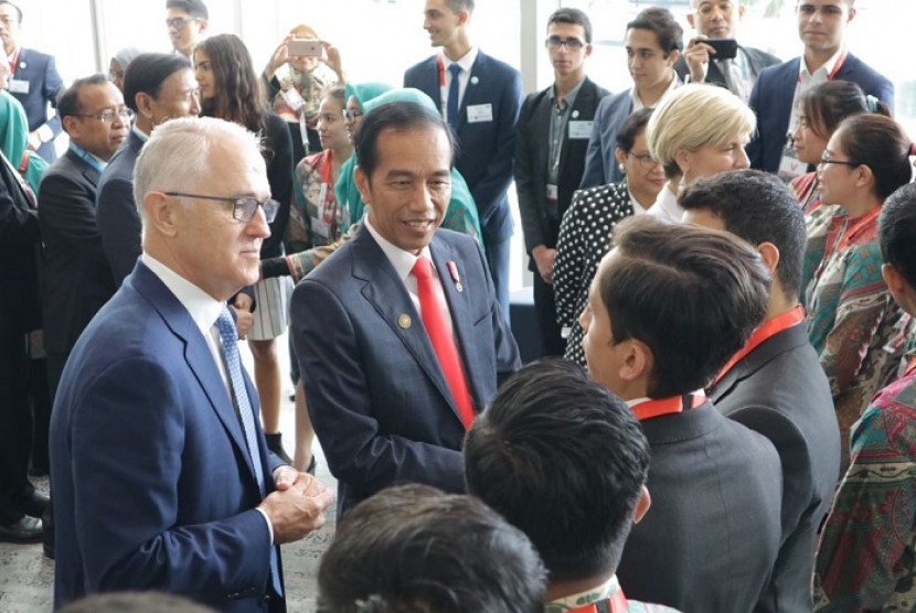 Presiden Jokowi dan Perdana Menteri Australia Malcolm Turnbull menyapa rombongan pelajar Indonesia-Australia di sela sela rangkaian acara pertemuan para pemimpin ASEAN dan Malcolm Turnbull.
