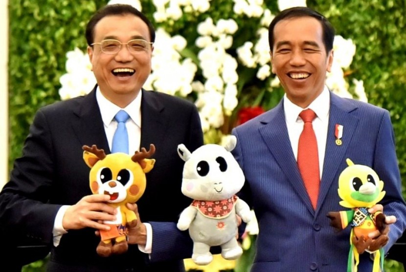 Presiden Jokowi dan PM Cina Li Keqiang berfoto bersama sambil menunjukkan maskot Asian Games di Istana Bogor, Senin (7/5). 