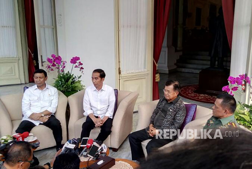 Presiden Jokowi dan Wakil Presiden Jusuf Kalla melakukan Veranda Talk dengan Kapolri, Panglima TNI, Kepala BIN, dan Menko Polhukam terkait persiapan pengamanan Pilkada, Senin (17/4). 