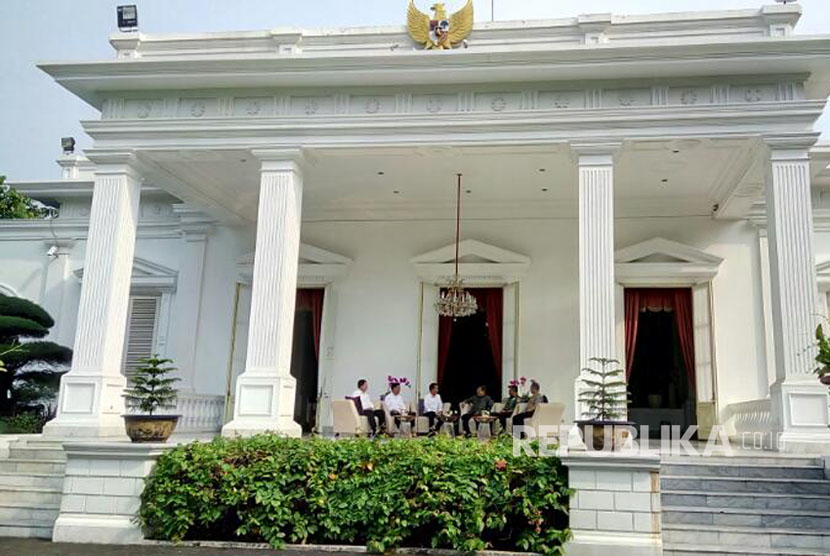 Presiden Jokowi dan Wakil Presiden Jusuf Kalla melakukan Veranda Talk dengan Kapolri, Panglima TNI, Kepala BIN, dan Menko Polhukam terkait persiapan pengamanan Pilkada, Senin (17/4). 