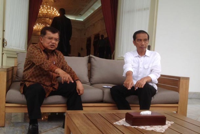Presiden Jokowi dan Wapres JK berbincang terkait aksi unjuk rasa 4 November