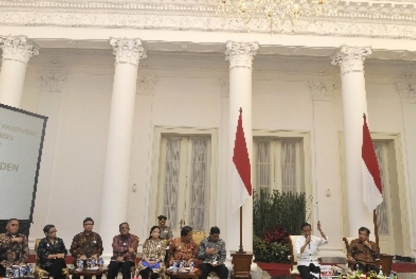 Presiden Jokowi dan Wapres JK memimpin Sidang Kabinet Paripurna di Istana Bogor, Senin (16/2).