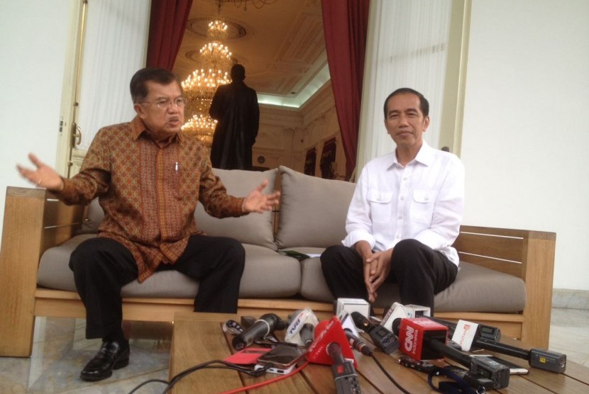 Presiden Jokowi dan Wapres Jusuf Kalla berbincang di teras belakang Istana Merdeka, Jakarta, Kamis (3/11)