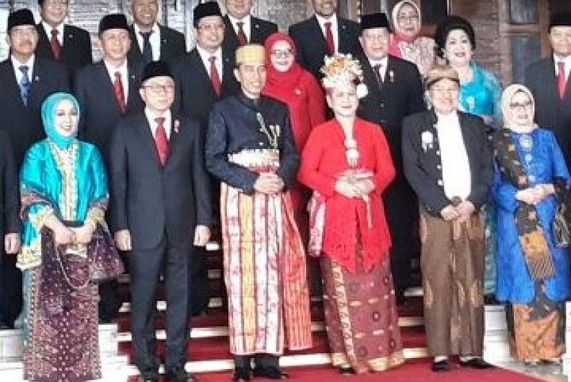 Presiden Jokowi dan Wapres Jusuf Kalla 'bertukar' baju adat