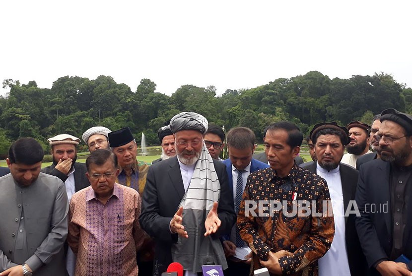 Presiden Jokowi dan Wapres Jusuf Kalla menjamu kunjungan 27 orang dari perwakilan dewan tinggi perdamaian Afganistan di Istana Kepresidenan Bogor, Selasa (22/11).