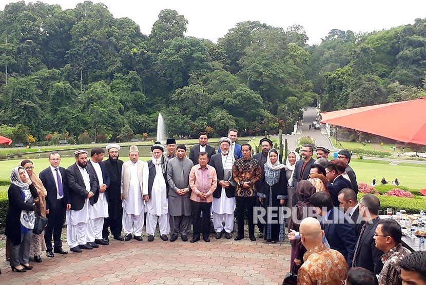 Presiden Jokowi dan Wapres Jusuf Kalla menjamu kunjungan 27 orang dari perwakilan dewan tinggi perdamaian Afganistan di Istana Kepresidenan Bogor, Selasa (22/11).