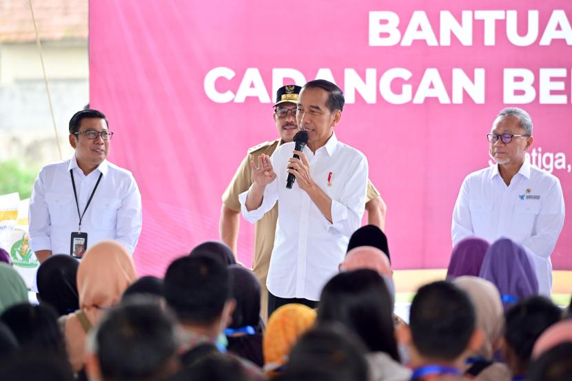 Presiden Jokowi di Gudang Bulog Bengkal Lor, Kabupaten Temanggung, Jawa Tengah, Senin (22/1/2024).