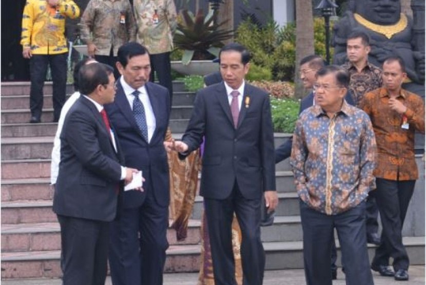 Presiden Jokowi diapit Wapres Jusuf Kalla dan Menko Polhukam Luhut Panjaitan.