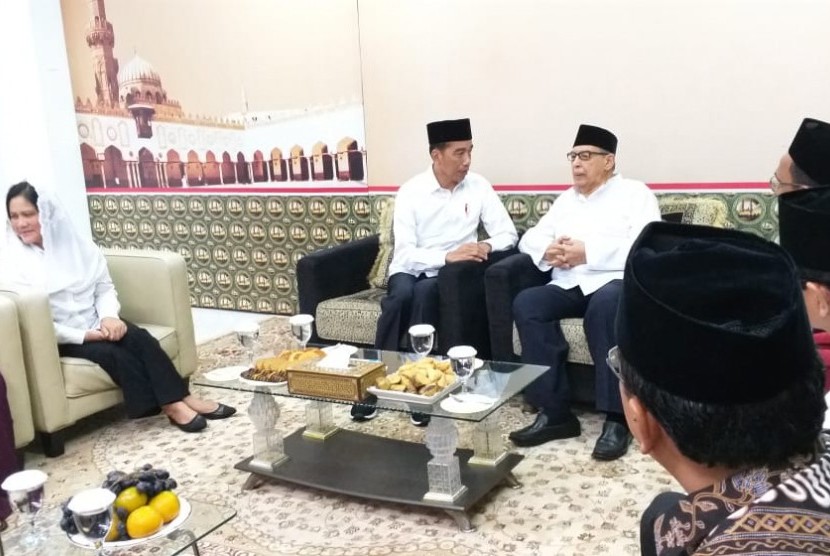 Presiden Jokowi didampingi Ibu Iriana mengunjungi Ponpes Bayt Alquran di Pondok Cabe, Tangerang Selatan, Jumat (25/1). 