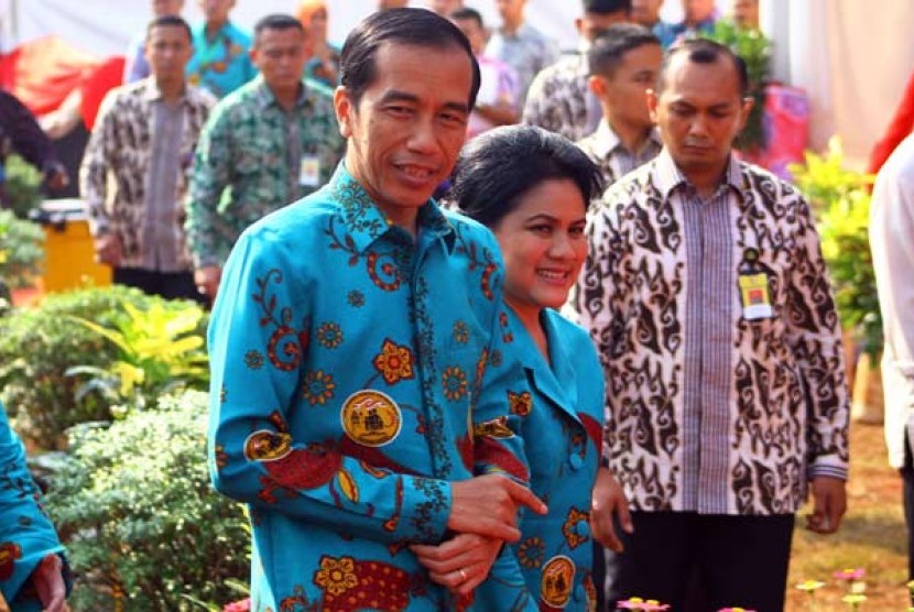 Sidang Tahunan MPR. Presiden Joko Widodo bersama istri Iriana Jokowi usai menghadiri Sidang Tahunan MPR RI Tahun 2015 di Kompleks Parlemen Senayan, Jakarta, Jumat (14/8). 