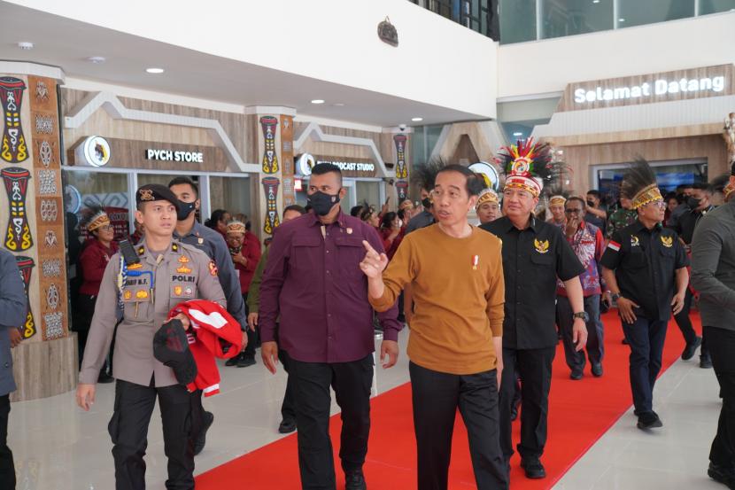 Presiden Jokowi didampingi Kepala BIN Budi Gunawan meresmikan Gedung PYCH di Papua