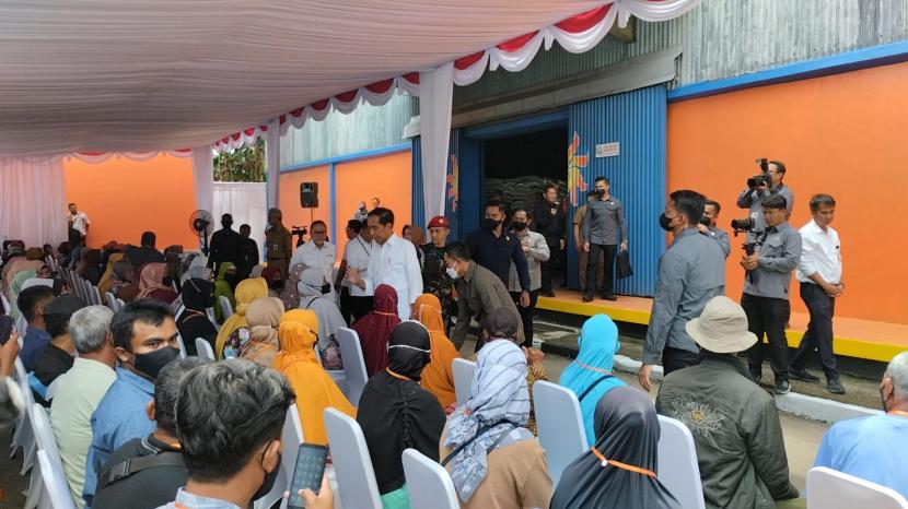 Presiden Jokowi didampingi Mendag Zulhas membagikan bantuan kepada puluhan warga di Sukoharjo. 