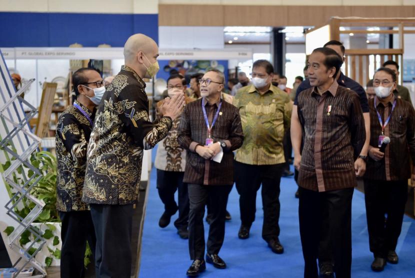 Presiden Jokowi didampingi Mendag Zulkifli Hasan dan Menko Perekonomian Airlangga Hartarto meninjau stan di TEI. Penyelenggaraan Trade Expo Indonesia ke-37 pada hari ketiga mencatatkan transaksi sebesar 367 juta dolar AS