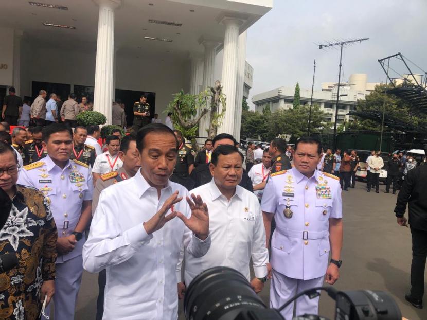 Presiden Jokowi didampingi Menhan Prabowo.