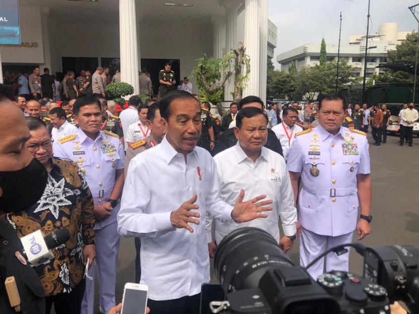 Presiden Jokowi didampingi Menhan Prabowo Subianto mengunjungi para peserta Rapim Kemhan di Jakarta, Rabu (18/1). 