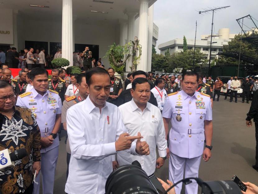 Presiden Jokowi didampingi Menhan Prabowo mengunjungi para peserta Rapim Kemhan di Jakarta, Rabu (18/1). 