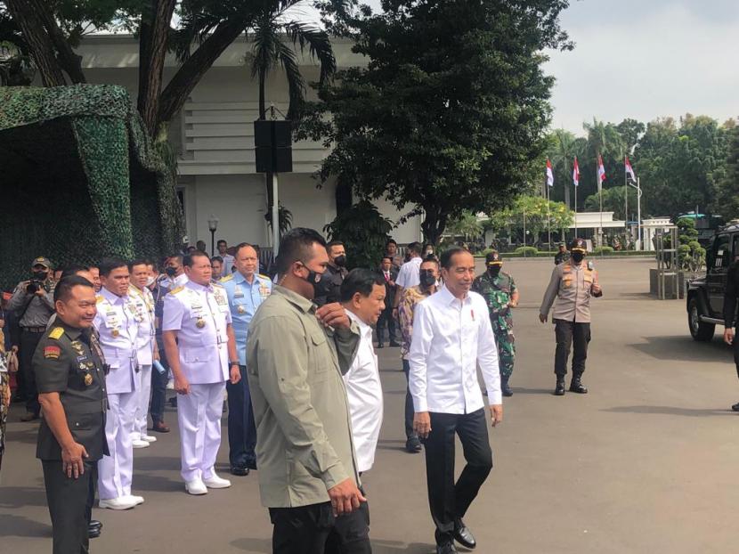Presiden Jokowi didampingi Menhan Prabowo mengunjungi para peserta Rapim Kemhan di Jakarta, Rabu (18/1/23). 
