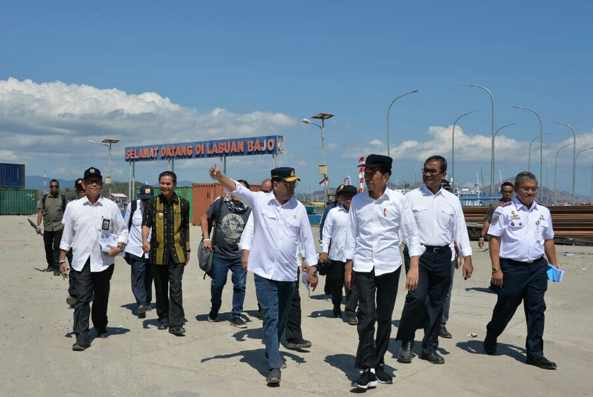 Presiden Jokowi didampingi Menhub Budi Karya Sumadi meninjau Pelabuhan Labuan Bajo, NTT, Kamis (11/7).