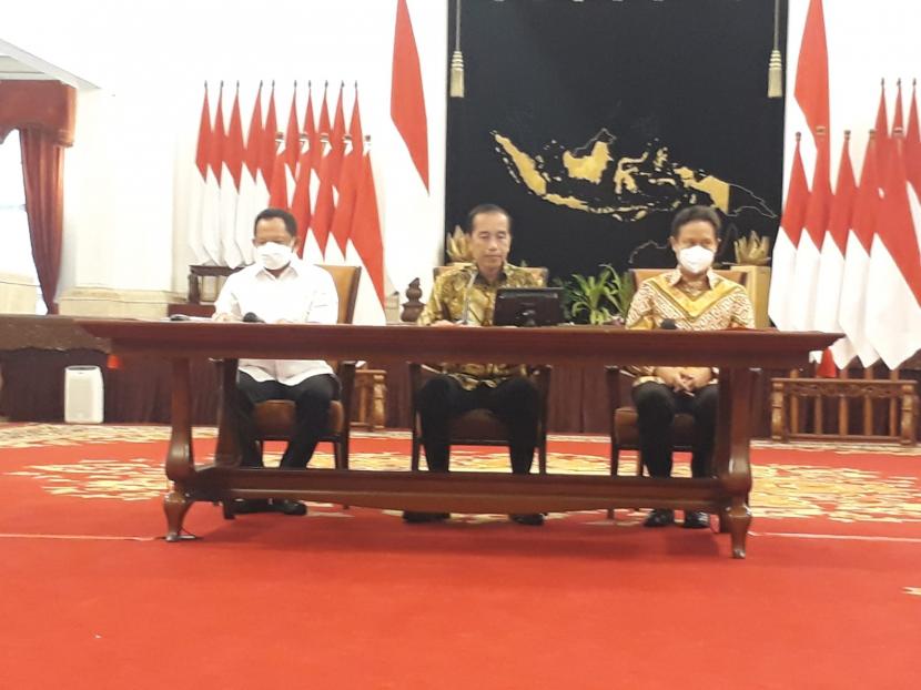 Presiden Jokowi didampingi Menkes Budi Gunadi Sadikin dan Mendagri Tito Karnavian, mengumumkan pencabutan kebijakan PPKM di Istana Negara, Jakarta, Jumat (30/12). 