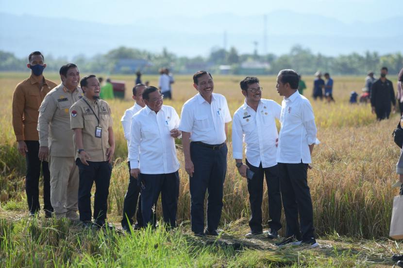 Presiden Jokowi didampingi Mentan Syahrul Yasin Limpo saat meninjau panen raya padi di Kelurahan Baji Pamai, Kecamatan Maros Kota, Kabupaten Maros, Sulawesi Selatan.