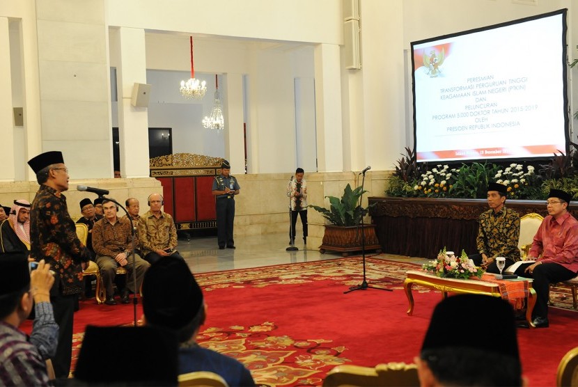 Presiden Jokowi didampingi Menteri Agama Lukman Hakim Saefudin berdialog dengan rektor PTKIN, di Istana Negara, Jakarta, Jumat (19/12).