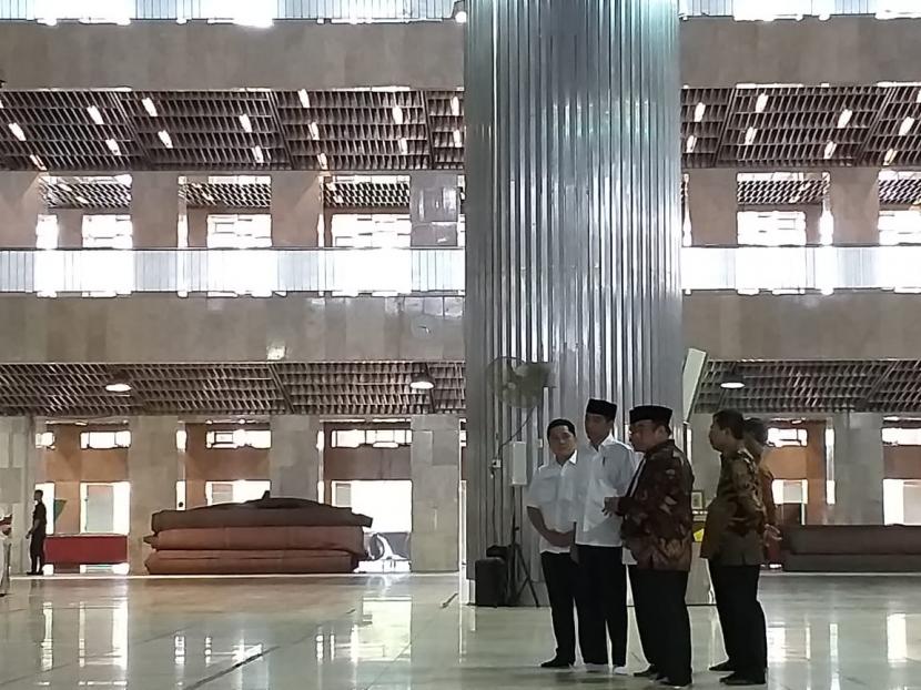 Presiden Jokowi didampingi Menteri BUMN Erick Thohir dan Menkes Terawan Agus Putranto meninjau pembersihan Masjid Istiqlal, Jumat (13/3). (Republika/Sapto Andiko Condro)