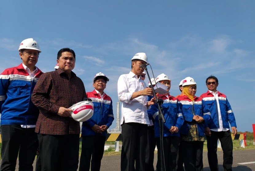 Presiden Jokowi didampingi Menteri BUMN Erick Thohir, Dirut Pertamina Nicke Widyawati, dan Komut Pertamina Basuki Tjahaja Purnama, usai meninjau kilang TPPI di Tuban, Jawa Timur, Sabtu (21/12). 