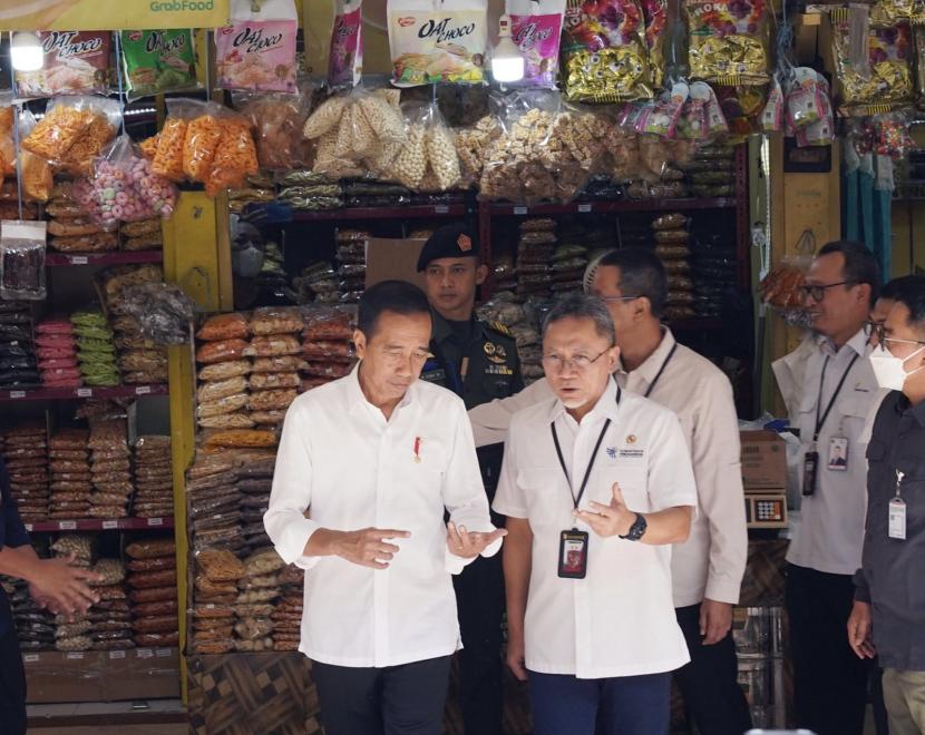 Presiden Jokowi didampingi Menteri Perdagangan Zulkifli Hasan (tengah) saat memantau harga kebutuhan pokok.