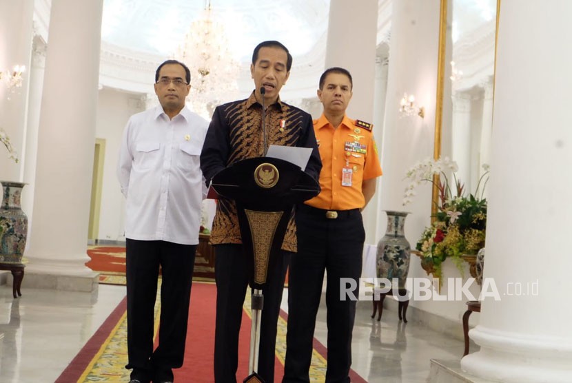 Presiden Jokowi didampingi Menteri Perhubungan Budi Karya Sumadi, dan Kepala Basarnar, Marsekal Madya Muhammad Syaugi, Rabu (20/6). 