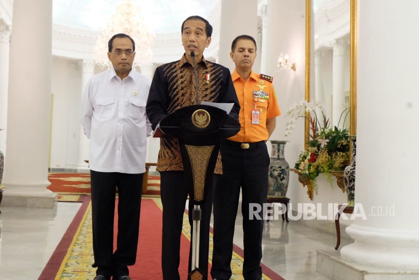 Presiden Jokowi didampingi Menteri Perhubungan Budi Karya Sumadi, dan Kepala Basarnar, Marsekal Madya Muhammad Syaugi, Rabu (20/6). 