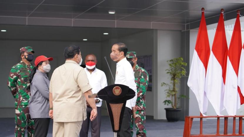 Presiden Jokowi didampingi Menteri Pertahanan Prabowo Subianto.