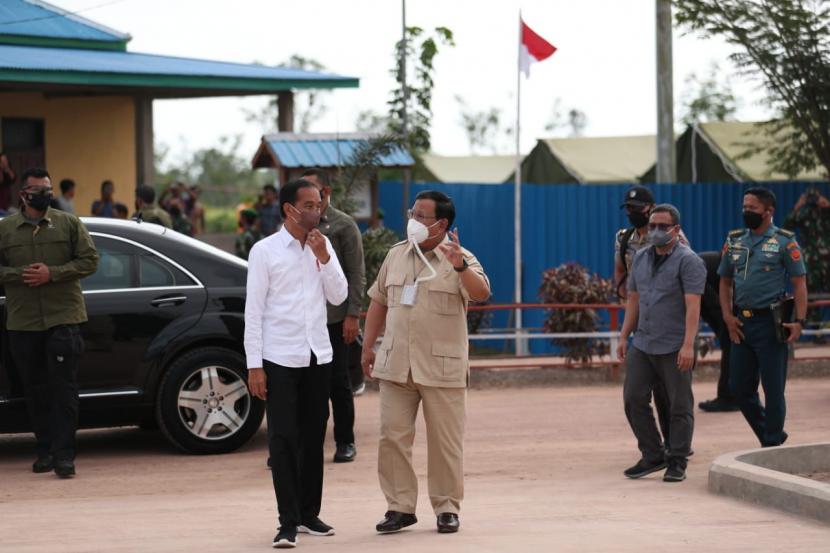 Presiden Jokowi dinilai rasional jika mengendorse Prabowo Subianto. Foto ilustrasi Jokowi didampingi Menteri Pertahanan Prabowo Subianto, meresmikan Rumah Sakit Modular Jenderal TNI L.B. Moerdani, di Distrik Tanah Miring Kabupaten Merauke, Papua, Ahad (3/10).