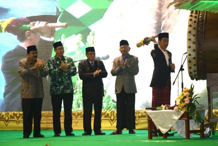 Presiden Jokowi didampingi Pengurus PBNU dan Gubernur Jatim Soekarwo memukul bedug tanda pembukaan Muktamar ke-33 NU, di alun-alun Jombang, Sabtu (1/8) malam.