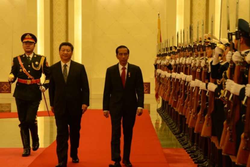 Presiden Jokowi didampingi Presiden RRC Xi Jinping memeriksa barisan pada upacara kenegaraan di Balai Agung Rakyat, Beijing, Kamis (26/3).