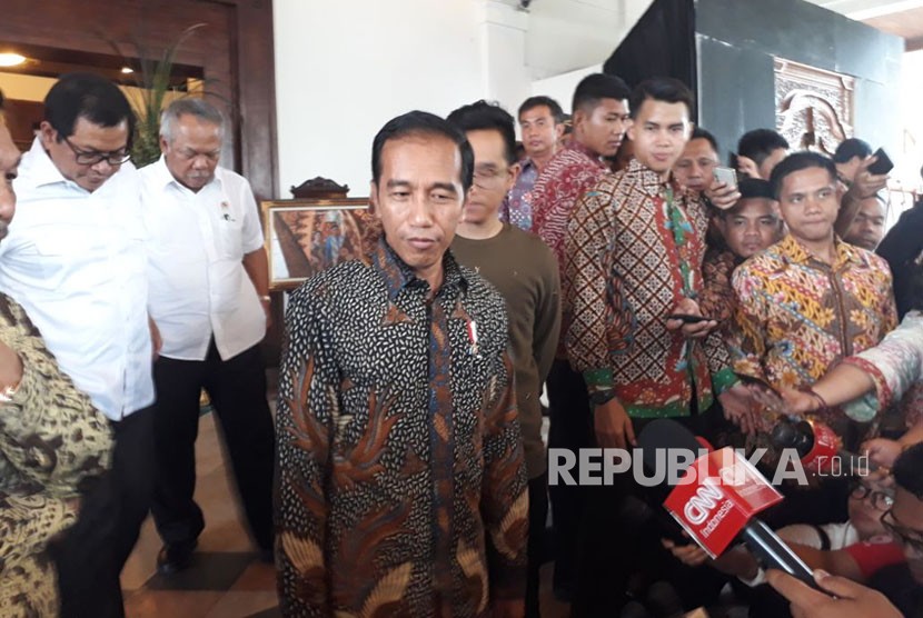 Presiden Jokowi didampingi sejumlah menteri berbincangan dengan awak media usai melakukan gladi bersih ijab qabul, Selasa (7/11). 