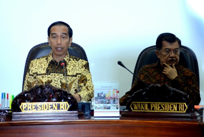 Presiden Jokowi didampingi Wakil Presiden Jusuf Kalla memimpin rapat terbatas, di kantor Presiden, Jakarta, Jumat (23/10).