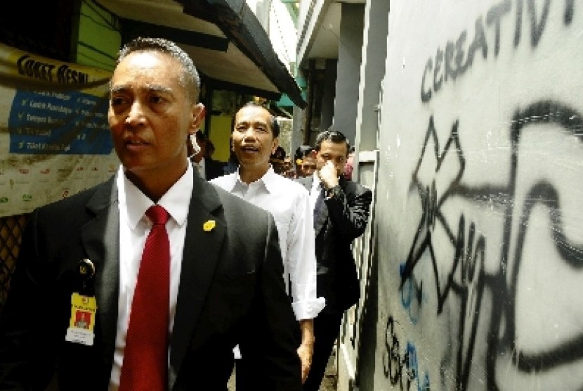 Presiden Jokowi dikawal Paspampres saat kunjungan ke sentra rajut Binong Jati, Bandung, Senin (12/1).