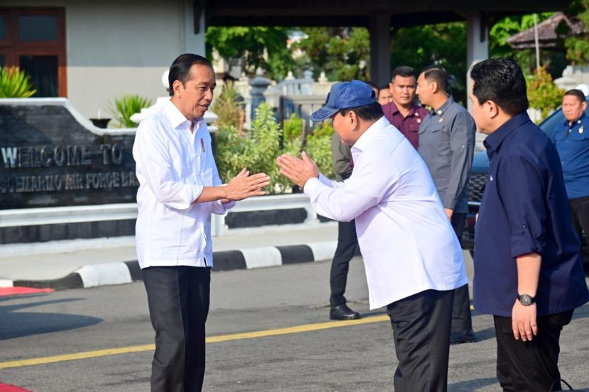 Presiden Jokowi disalami Menhan Prabowo Subianto didampingi Menteri BUMN Erick Thohir di Lanud Adi Soemarmo, Kabupaten Boyolali, Jawa Tengah, Senin (24/7/2023).