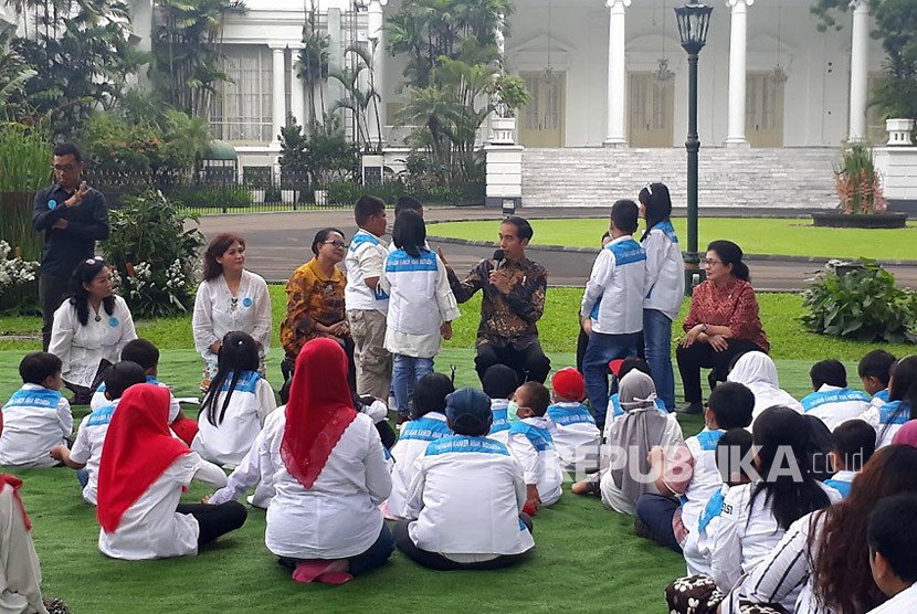 Presiden Jokowi ditemani Iriana Widodo, Menteri Kesehatan Nila F Moeloek, dan Menteri Pemberdayaan Perempuan dan Perlindungan Anak Yohanna Yambise, Silaturahim dengan Keluarga Besar Yayasan Kanker Anak Indonesia, di Istana Kepresidenan, Bogor, Jumat (6/4).