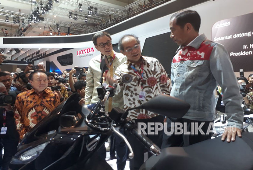 Presiden Jokowi ditemani Menperin Airlangga Hartarto dan Setkab Pramono Anung mengunjugi pameran IIMS 2018 di Jiexpo Kemayoran, Kamis (19/4).