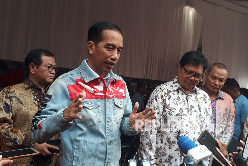 Presiden Jokowi ditemani Menperin Airlangga Hartarto dan Setkab Pramono Anung mengunjugi pameran IIMS 2018 di Jiexpo Kemayoran, Kamis (19/4). 