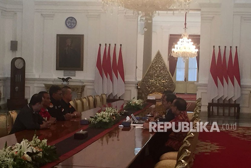 Presiden Jokowi ditemani Mensesneg dan Pratikno menerima perwakilan Aliando di Istana Negara, Selasa (27/3). 