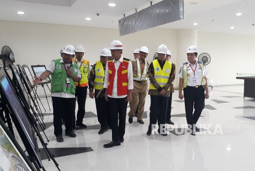 Presiden Jokowi ditemani Menteri Perhubungan Budi Karya meninjau pengerjaan proyek Bandara Kertajati, Selasa (17/4). 