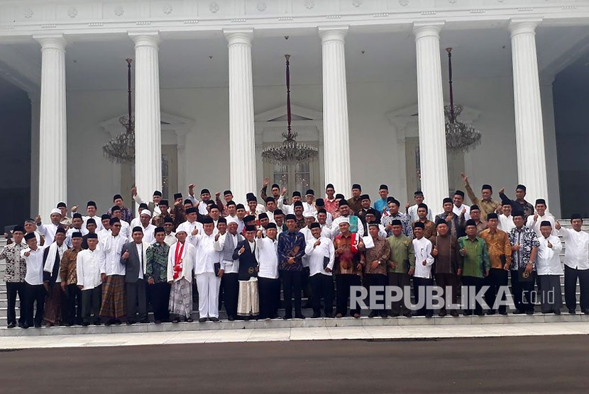 Presiden Jokowi  foto bersama dengan sejumlah ulama dari Jawa Barat, Selasa (3/4). 