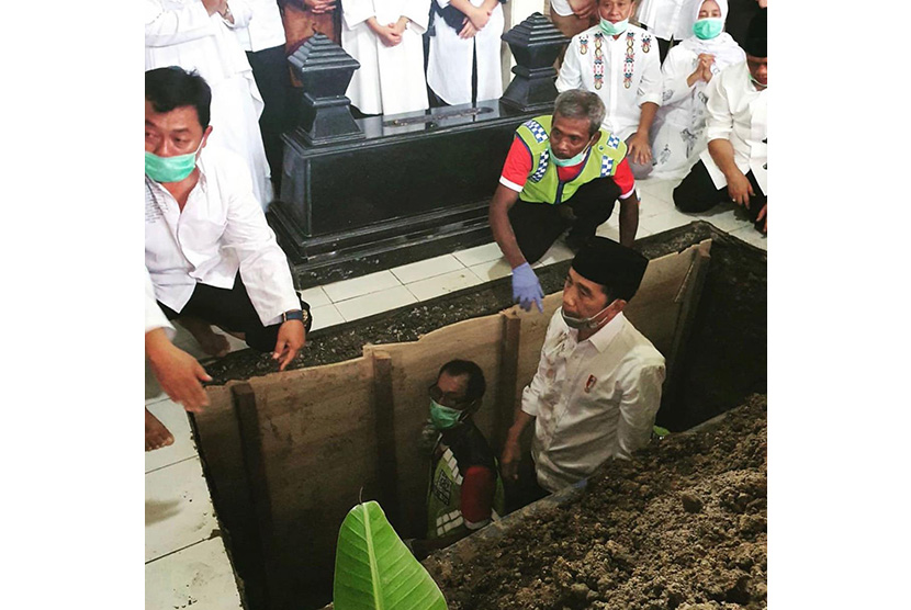 Presiden Jokowi ikut memakamkan jenazah sang Ibu di pemakaman keluarga Mundu, Selokaton, Gondangrejo, Karanganyar, Jawa Tengah, Kamis (26/3). 
