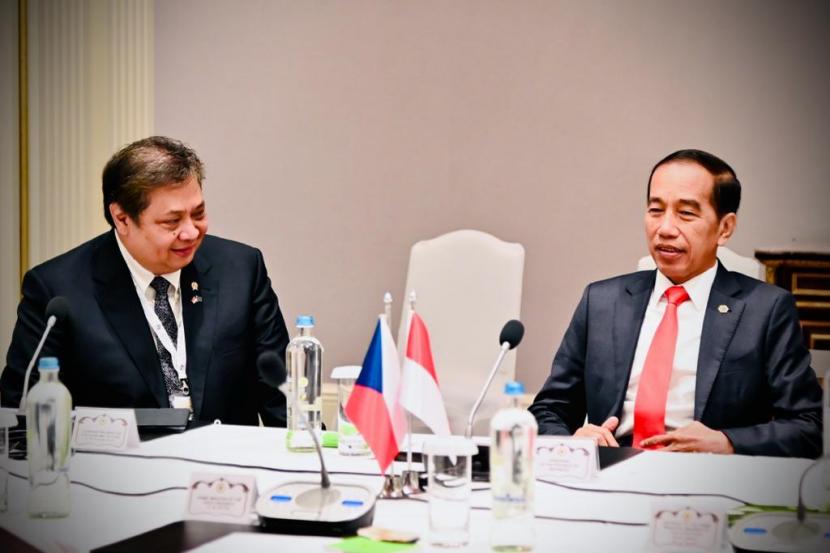 Presiden Jokowi (kanan) dan Menteri Koordinator Bidang Perekonomian Airlangga Hartarto (kiri) saat pertemuan setelah acara EU-ASEAN Business Summit di Brussels, Belgia. 