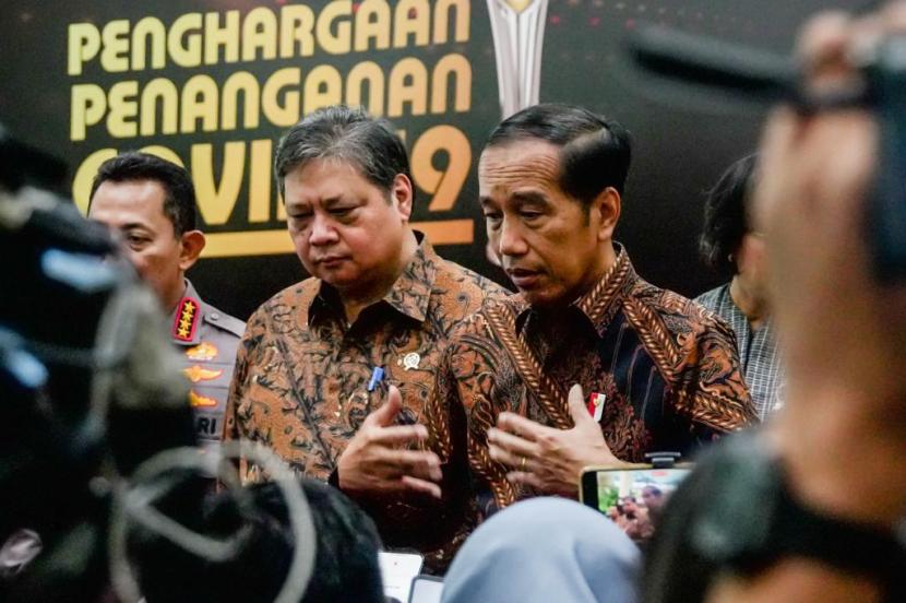 Presiden Jokowi (kanan) dan Menteri Koordinator Bidang Perekonomian Airlangga Hartarto (kiri).