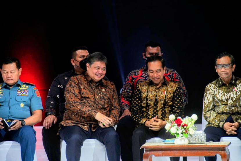 Presiden Jokowi (kedua kanan), bersama Menko Perekonomian Airlangga Hartarto (kedua kiri) saat menghadiri Rakornas Kepala Daerah dan Forkopimda yang dipantau secara virtual, Selasa (17/1/2023). 