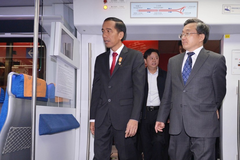 Presiden Jokowi (kiri) meninjau Transportasi Massal Terintegerasi di Stasiun Dong Zhi Men Beijing Tiongkok, 26 Maret 2015. 