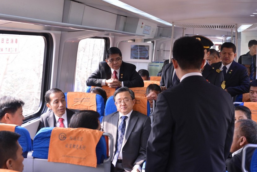 Presiden Jokowi (kiri) meninjau Transportasi Massal Terintegerasi di Stasiun Dong Zhi Men Beijing Tiongkok, 26 Maret 2015 .